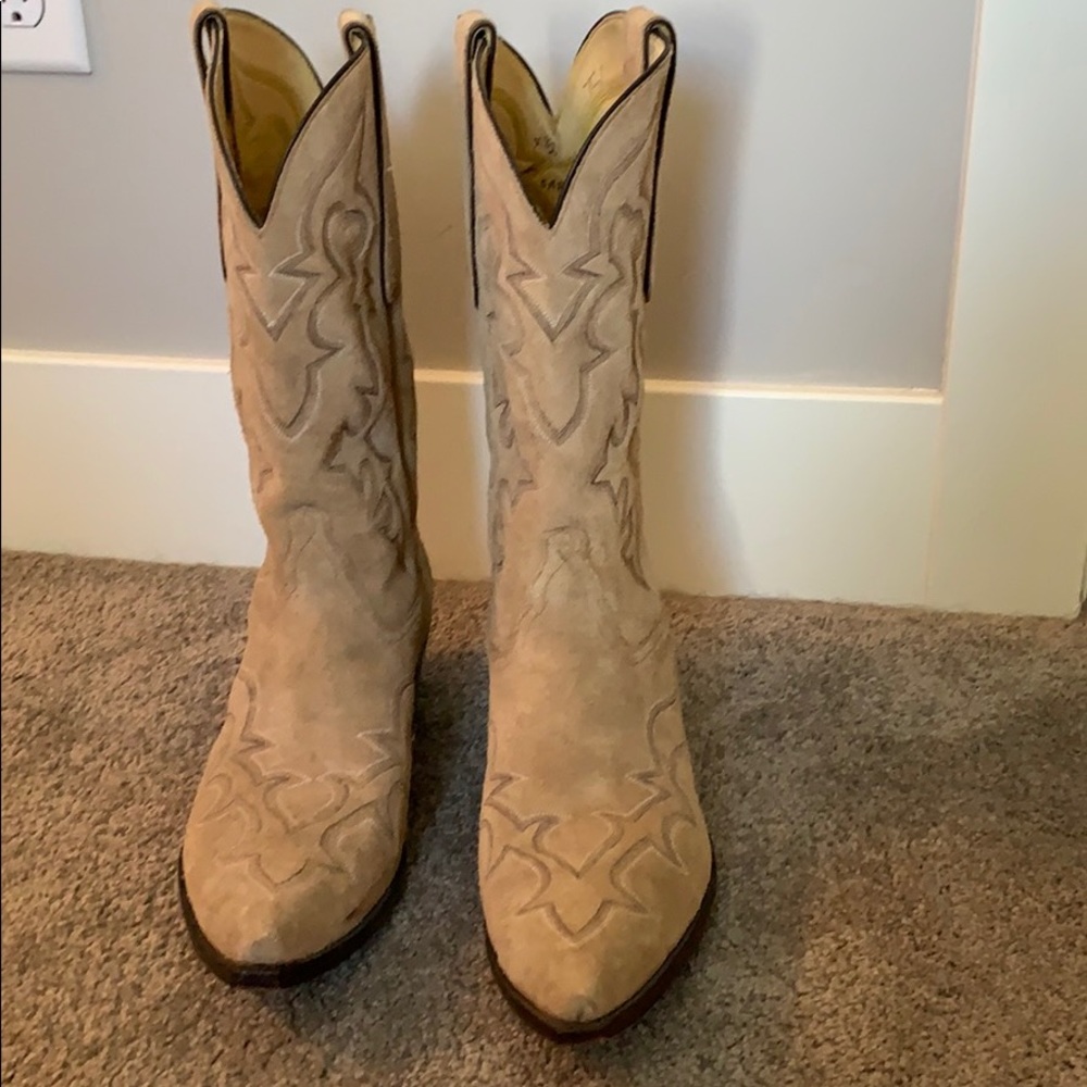 Hand made cowboy boots by Tres Outlaws.